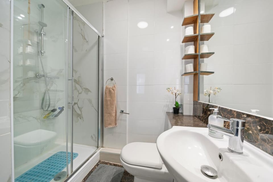 Shower, Toilet