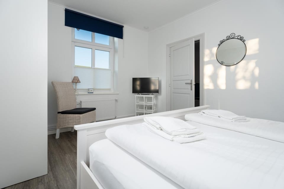 Bed, TV and multimedia, Photo of the whole room, Bedroom, hair dresser