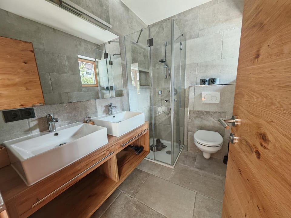 Shower, Toilet, Bathroom, towels