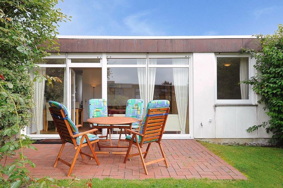Property building, Patio, Spring, Day, Garden, Dining area, Garden view