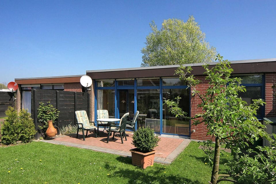 Property building, Patio, Spring, Garden, Dining area, Garden view