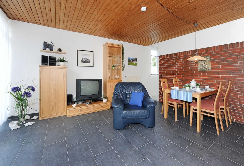 TV and multimedia, Living room, Seating area, Dining area, Evening entertainment