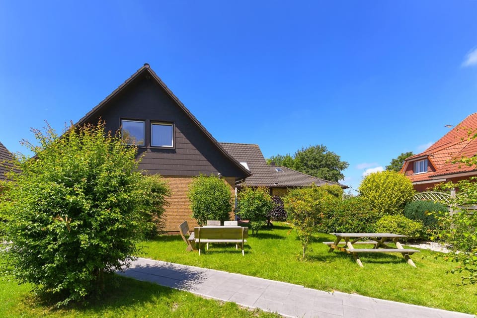 Property building, Spring, Day, Natural landscape, Garden, Garden view