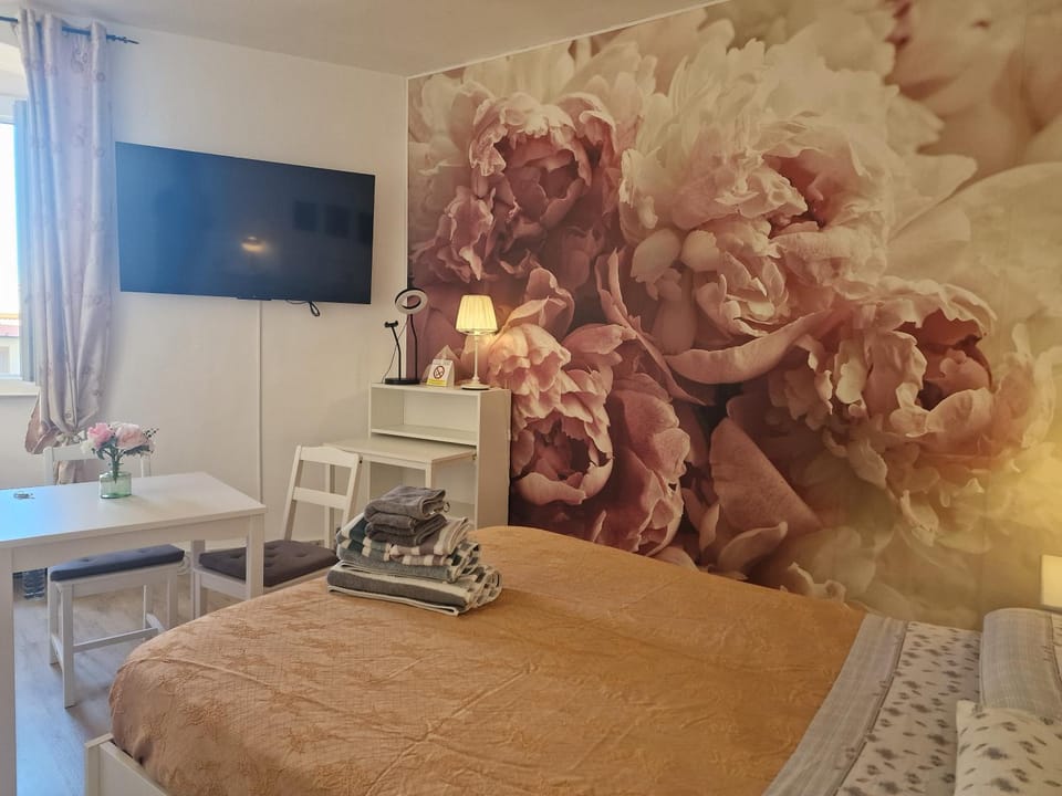 TV and multimedia, Seating area, Dining area, Bedroom