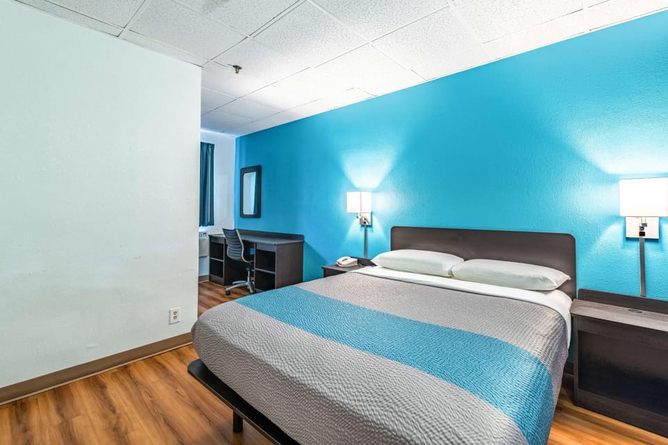 Photo of the whole room, Bedroom