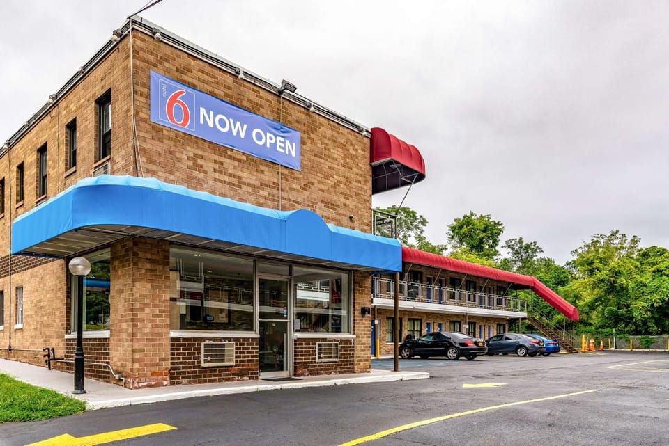 Property building, Facade/entrance, Logo/Certificate/Sign
