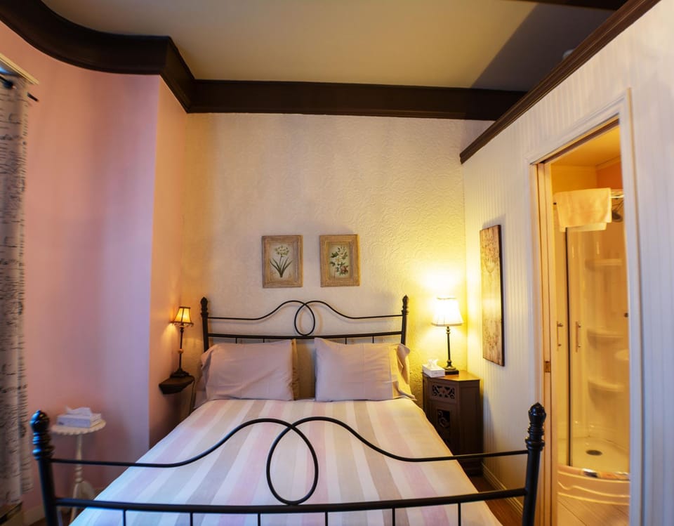 Photo of the whole room, Decorative detail, Garden view, Quiet street view