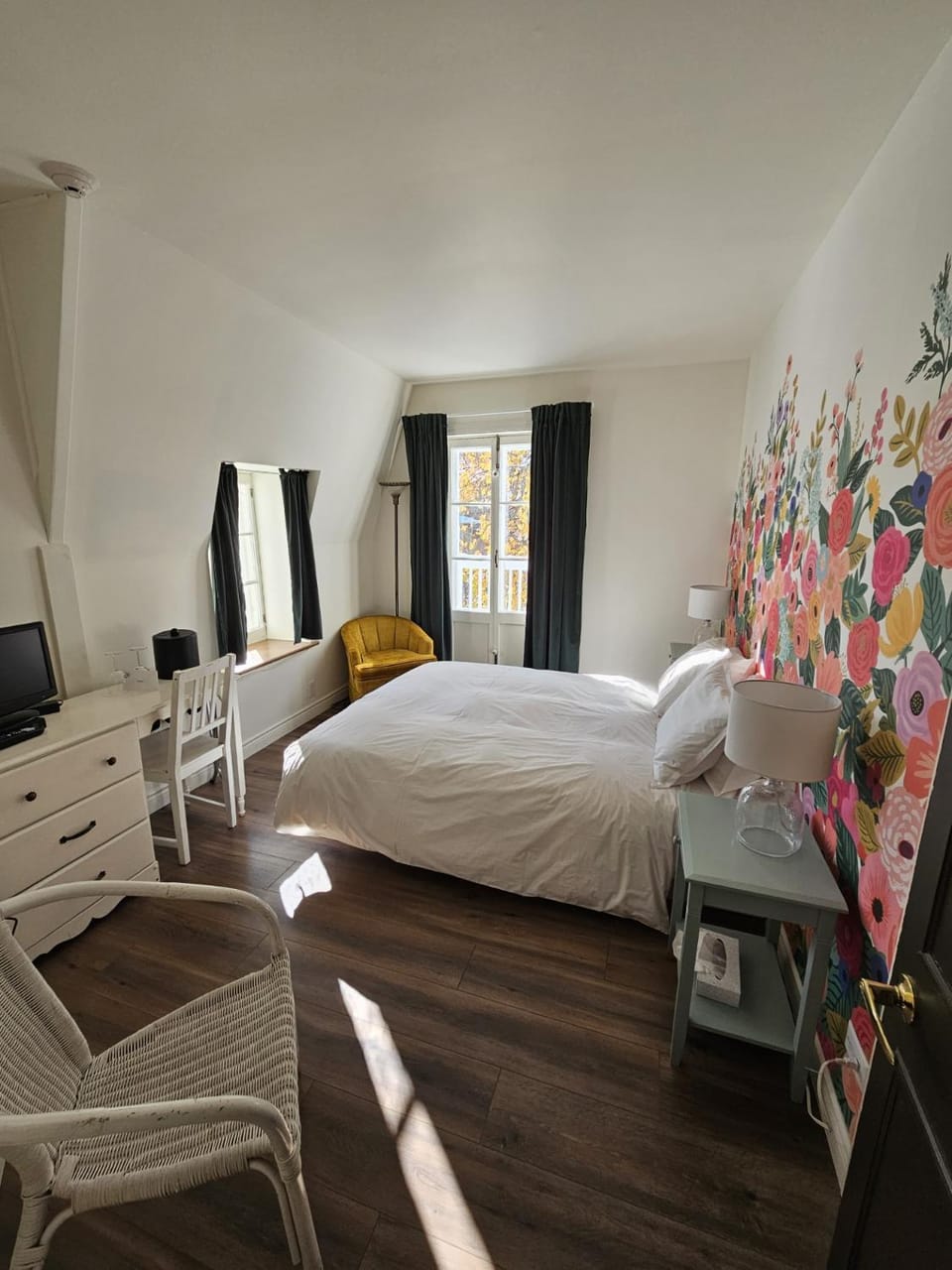 Photo of the whole room, Bedroom