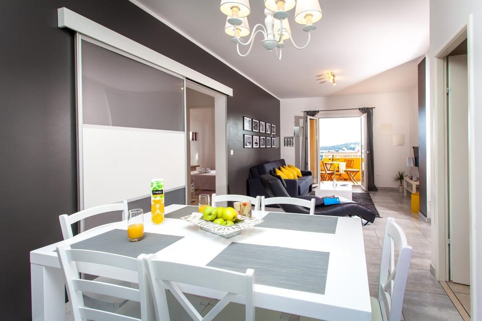 Living room, Dining area, Food, air conditioner