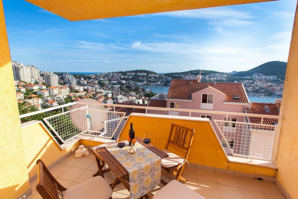 Property building, Natural landscape, View (from property/room), Balcony/Terrace, Seating area, City view, Sea view
