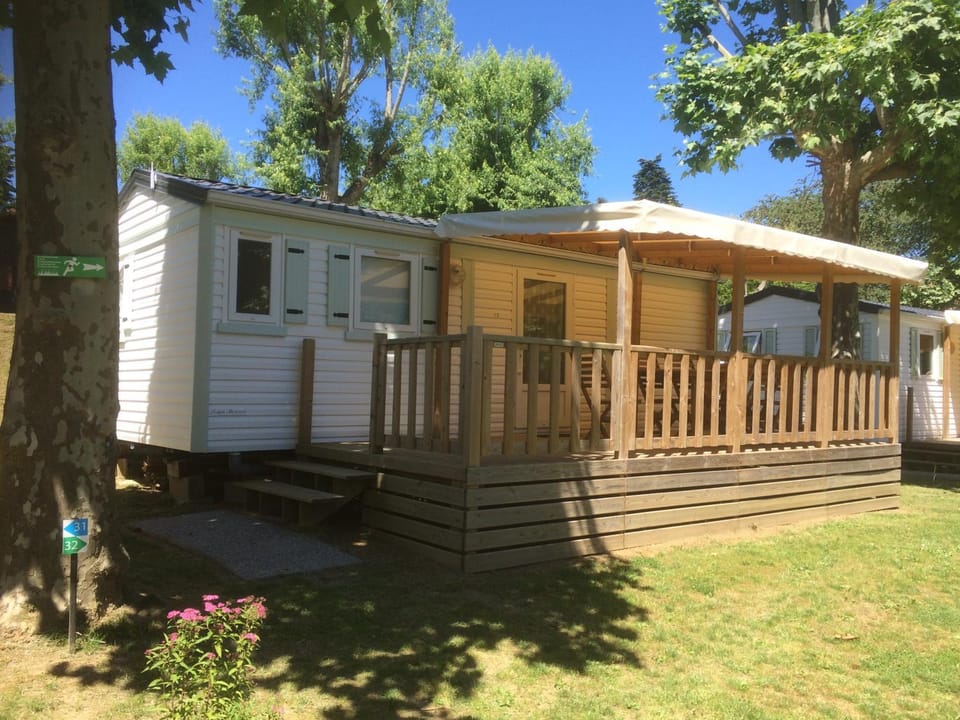 Camping Les Etoiles Campground/ 
RV Resort in Nouvelle-Aquitaine