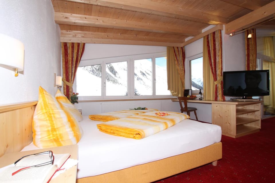 Bed, Day, Photo of the whole room