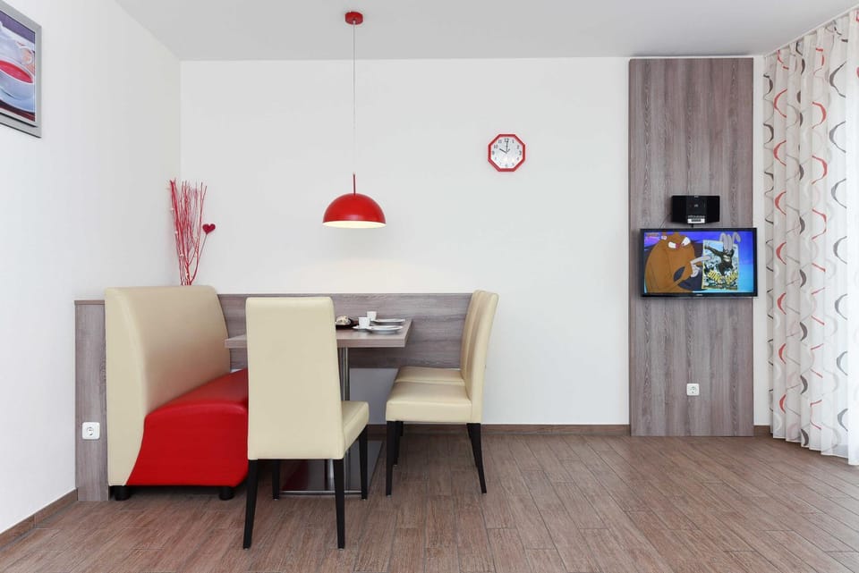 TV and multimedia, Living room, Seating area, Dining area, hair dresser