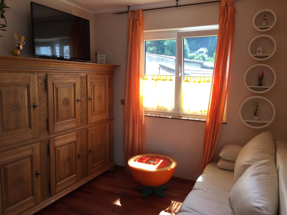 Communal lounge/ TV room, TV and multimedia, Living room, Seating area