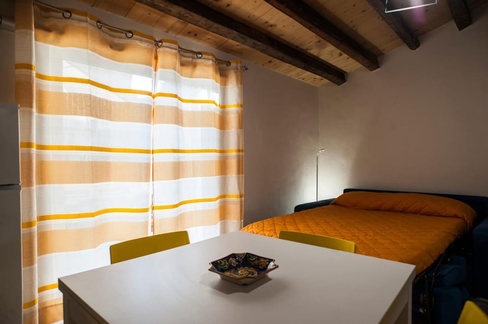 Bed, Photo of the whole room, Dining area
