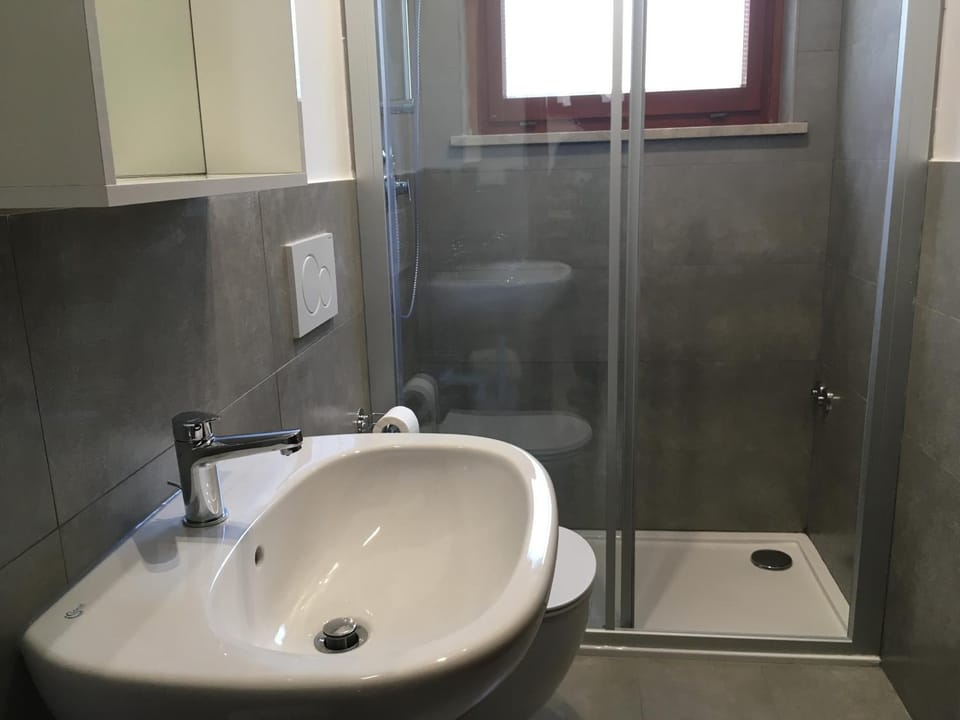 Shower, Toilet