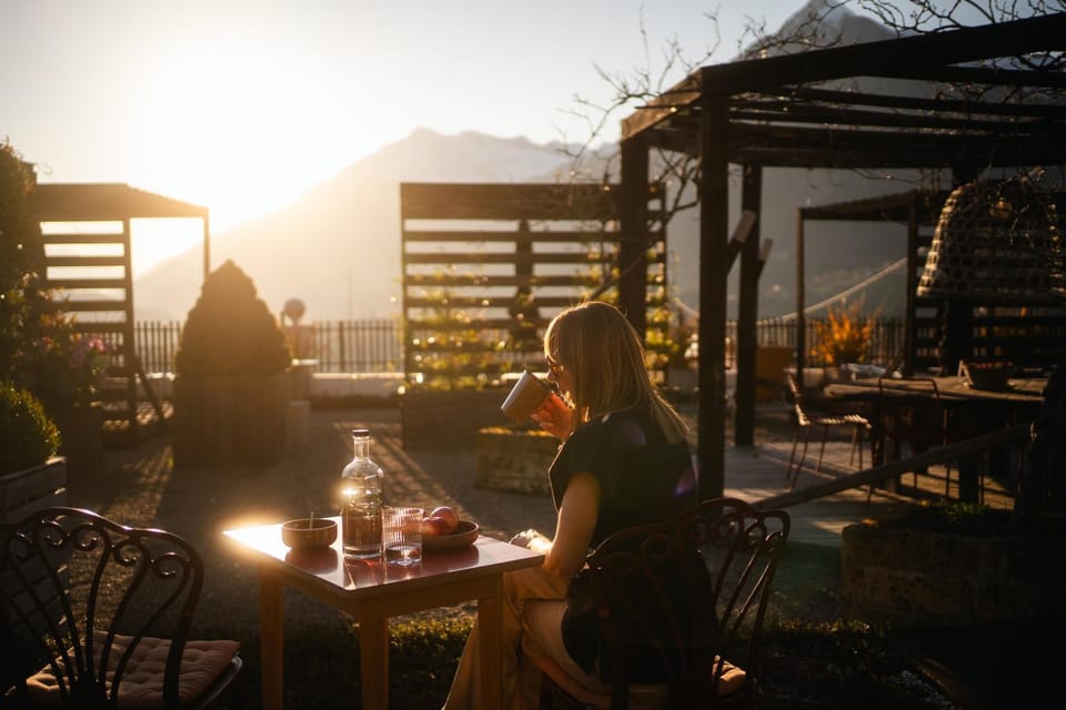 Restaurant/places to eat, Seating area, Dining area, Landmark view, Mountain view, Breakfast