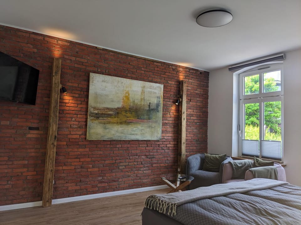 TV and multimedia, Seating area, Bedroom
