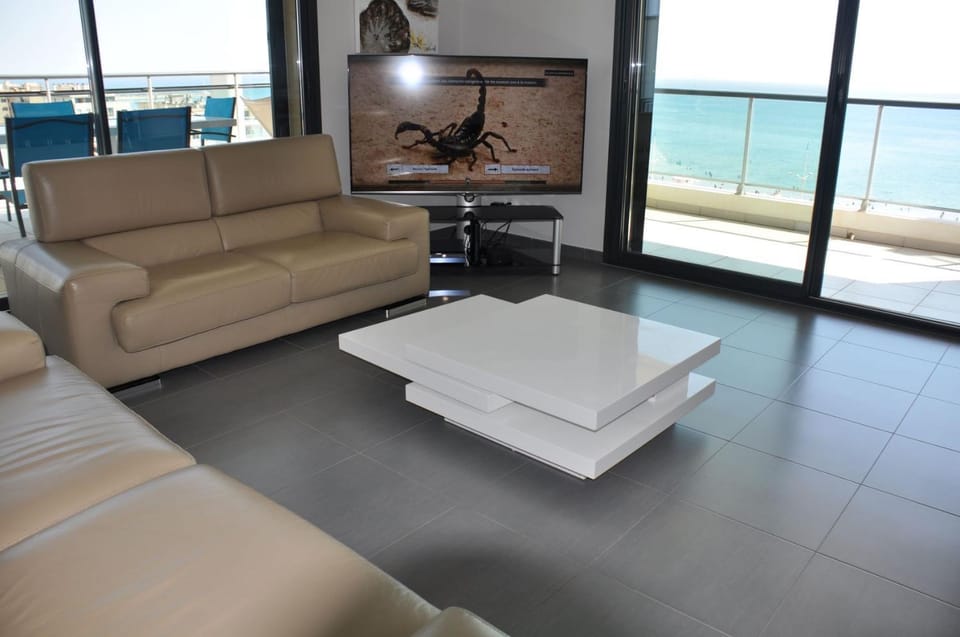 Communal lounge/ TV room, TV and multimedia, Living room, Sea view