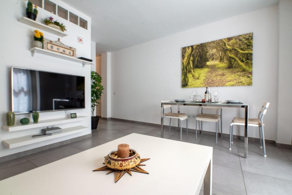 TV and multimedia, Lounge or bar, Seating area, Dining area
