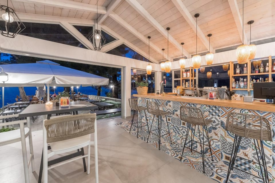 Lounge or bar, Food and drinks, Pool view, Sea view