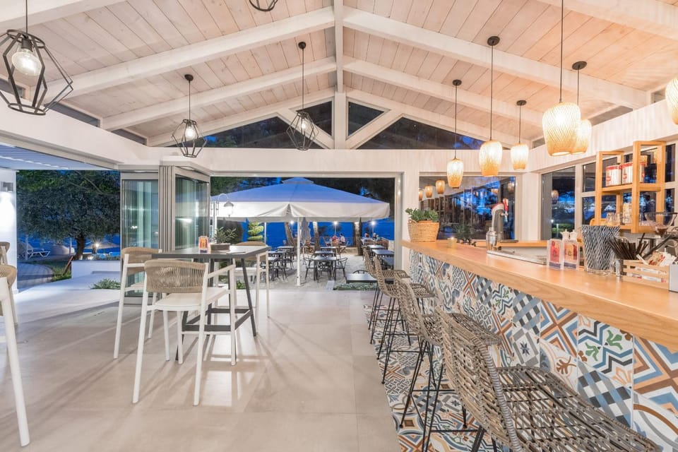 Lounge or bar, Food and drinks, Pool view, Sea view