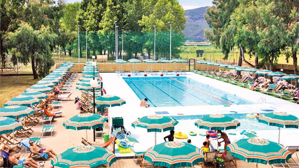 Spring, Day, People, Natural landscape, Pool view, Swimming pool, sunbed