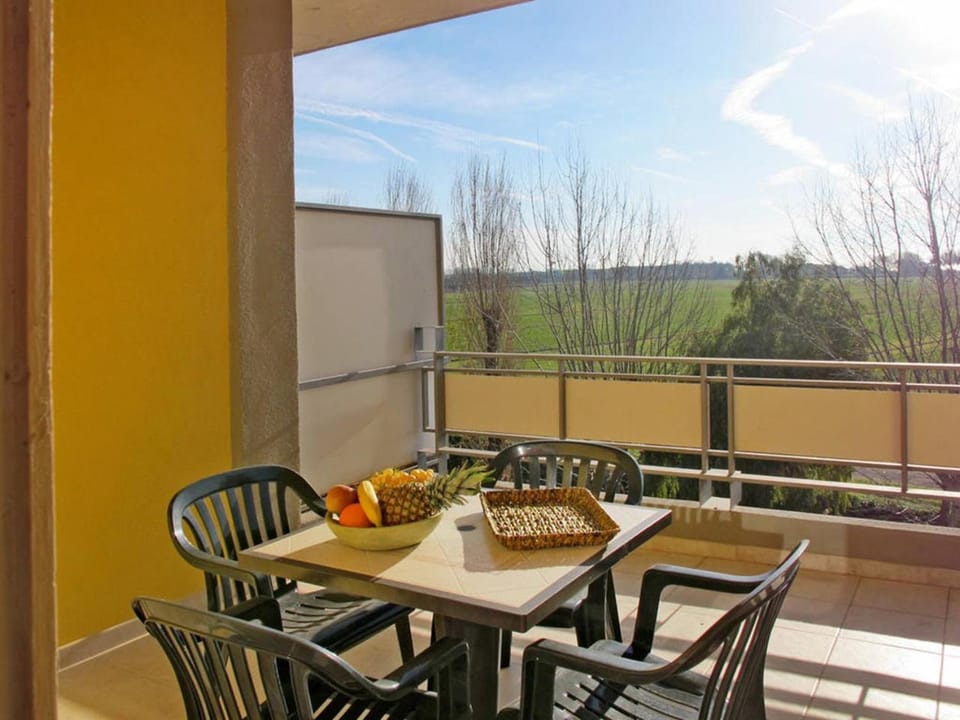 Patio, Day, View (from property/room), Balcony/Terrace, Living room, Food and drinks, Seating area, Dining area, Food