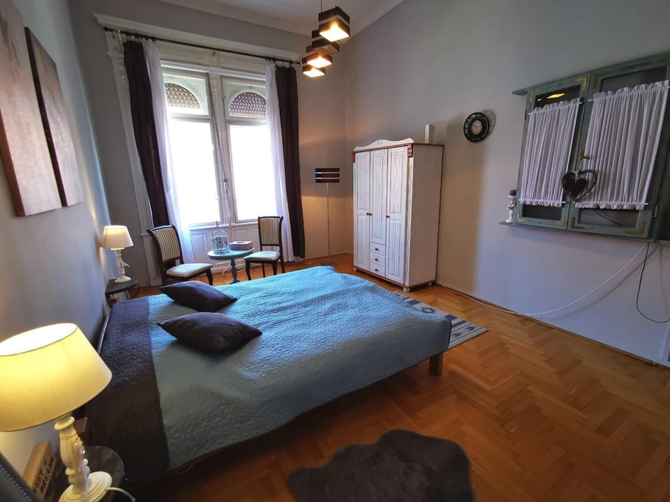 Bed, TV and multimedia, Photo of the whole room, Decorative detail, Bedroom