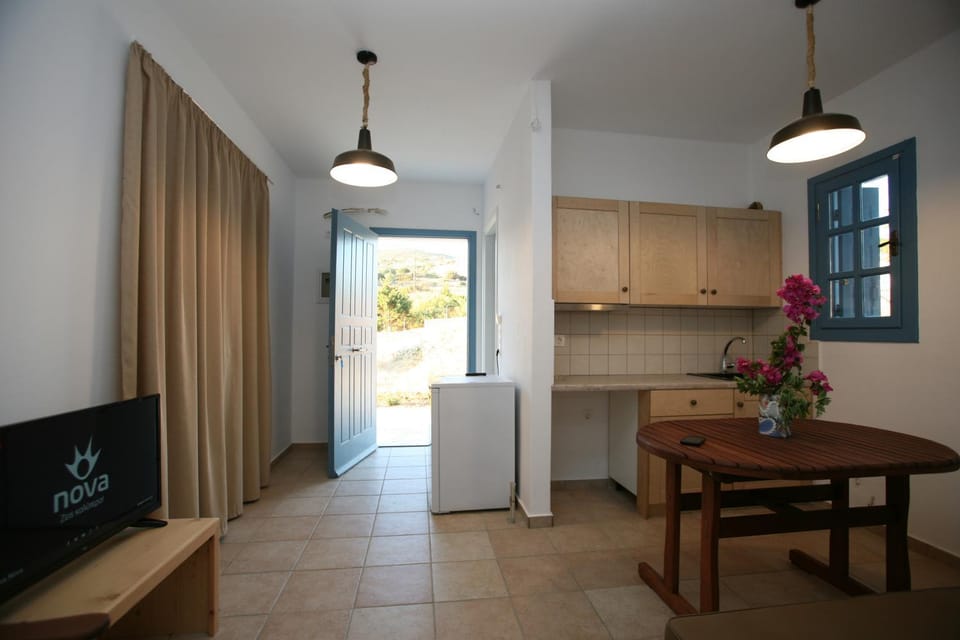 Coffee/tea facilities, Kitchen or kitchenette, Living room, Seating area, Dining area, On site, Sea view