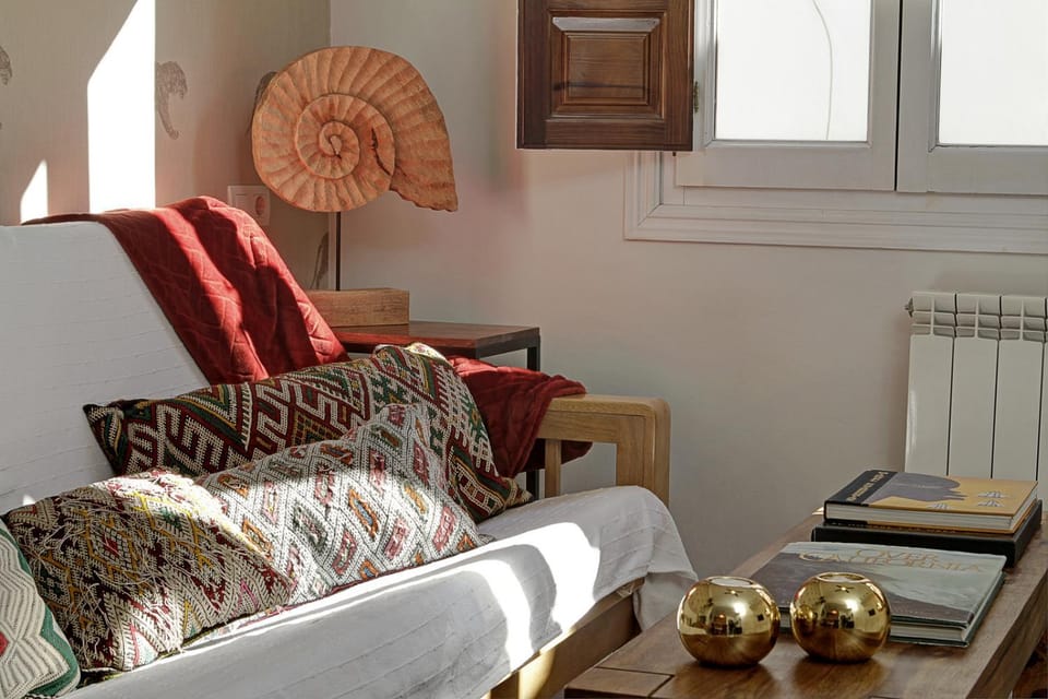 Living room, Photo of the whole room, Decorative detail