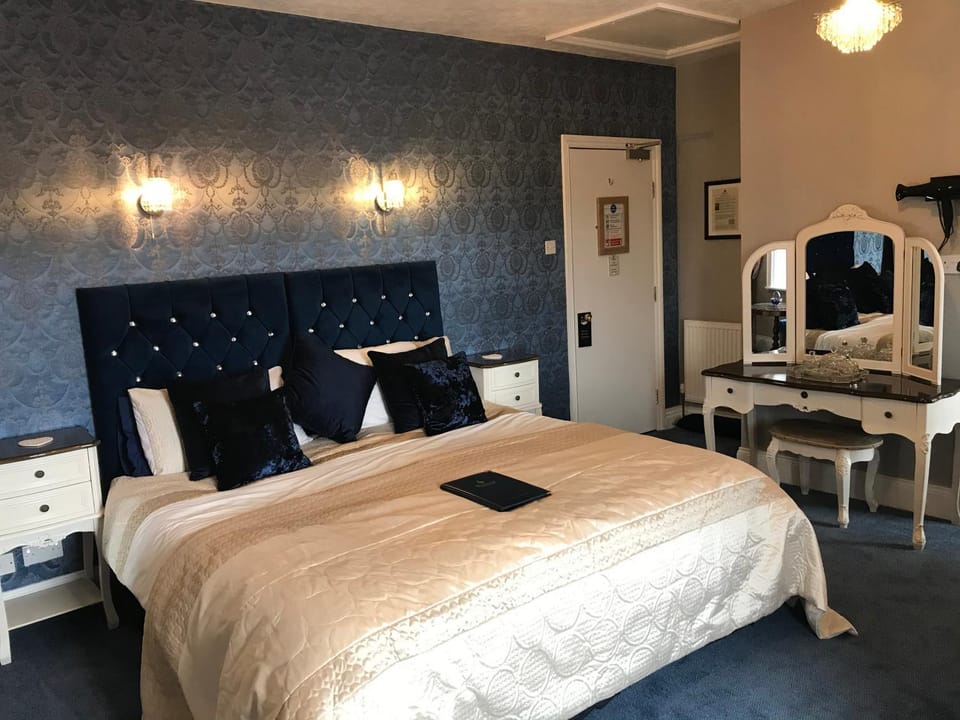 Bed, Photo of the whole room, Seating area