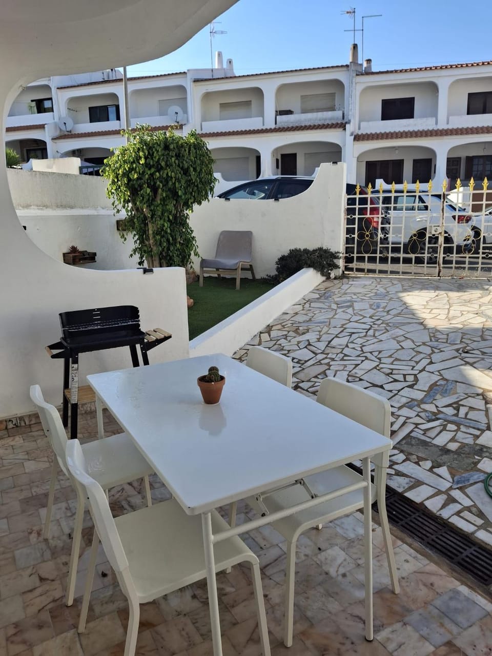 Facade/entrance, BBQ facilities, Garden, Balcony/Terrace
