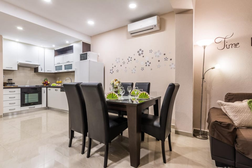 Dining area, Communal kitchen