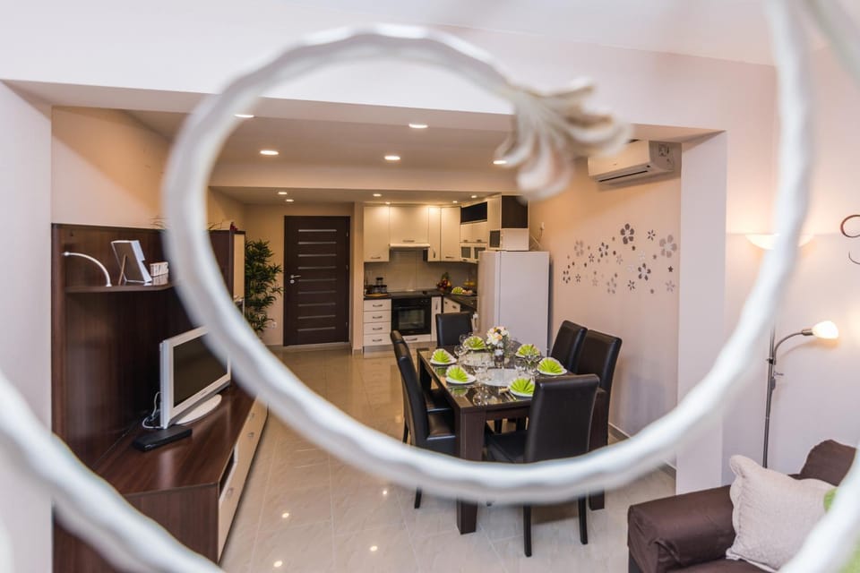 Kitchen or kitchenette, Living room, Dining area