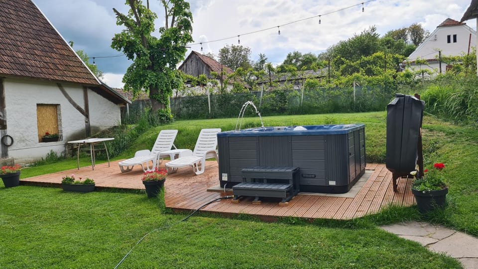 Day, Natural landscape, Evening entertainment, Swimming pool, sunbed