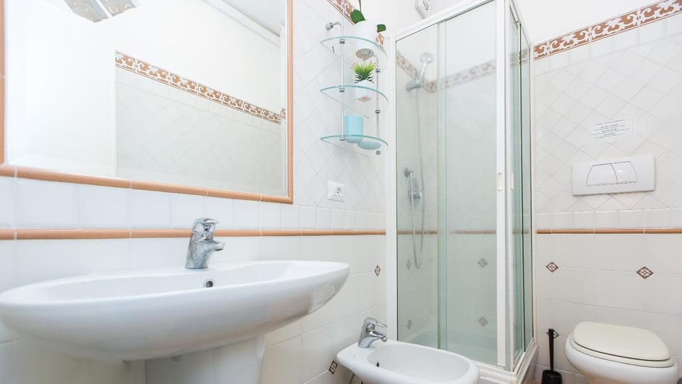 Shower, Toilet