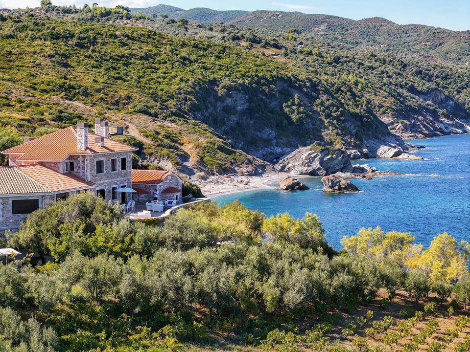 Property building, Nearby landmark, Day, Natural landscape, Mountain view, Sea view, Location