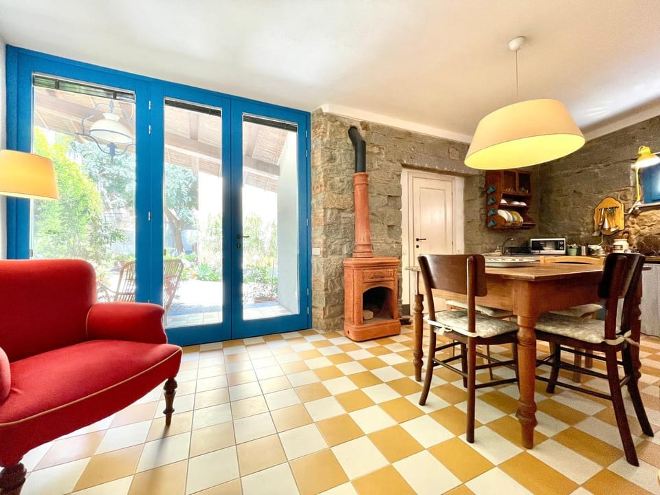 Kitchen or kitchenette, minibar
