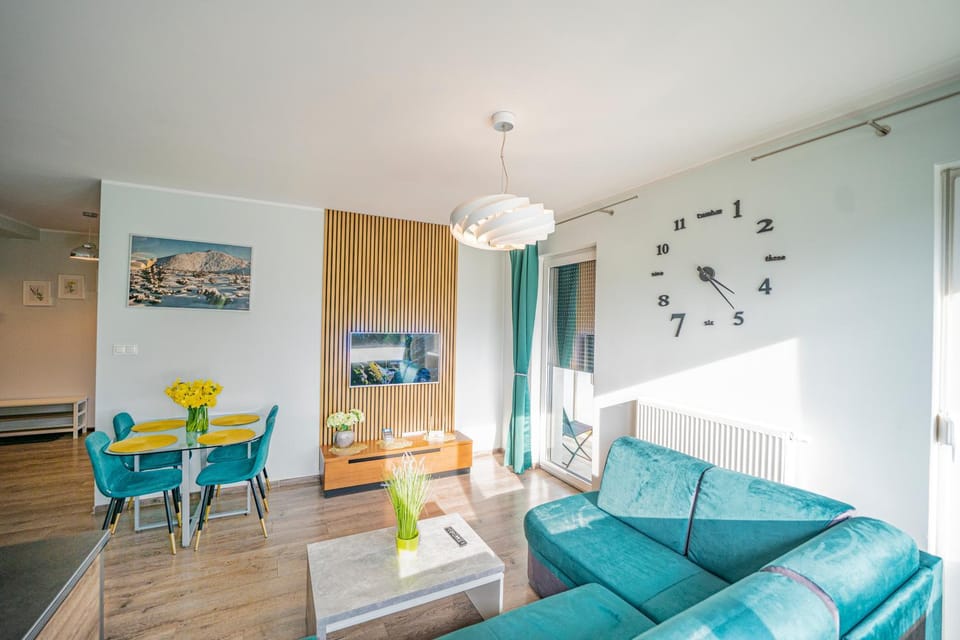 Communal lounge/ TV room, TV and multimedia, Living room, Seating area, Evening entertainment
