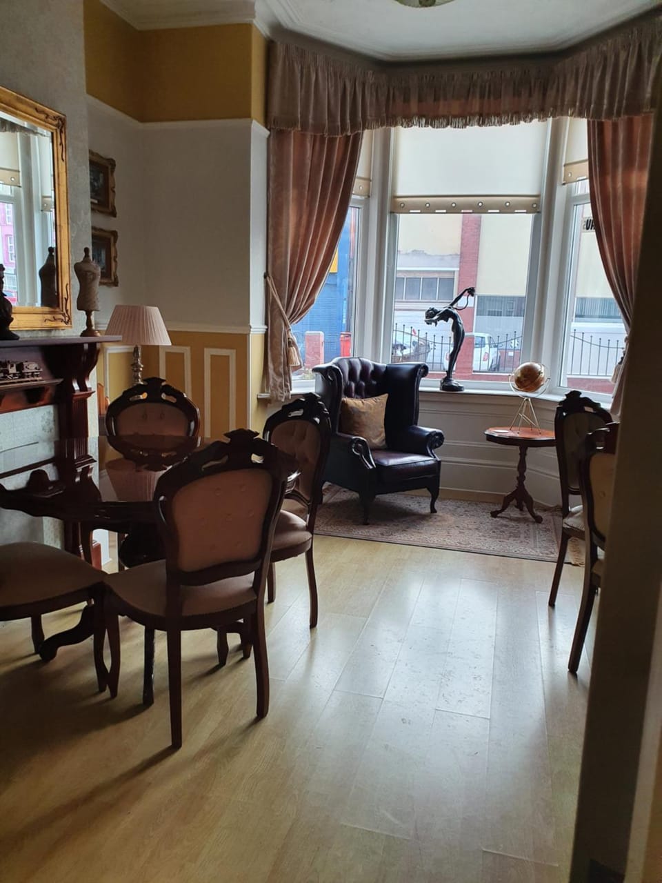 Seating area, Dining area