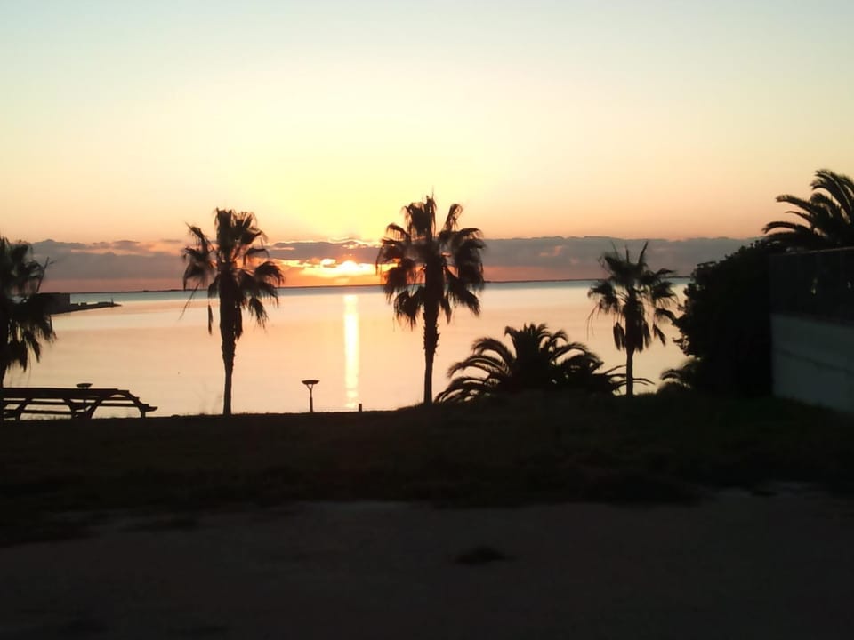 Day, Natural landscape, Beach, Area and facilities, Sunrise