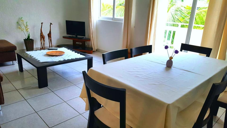 Day, Balcony/Terrace, Living room, Seating area, Dining area, On site