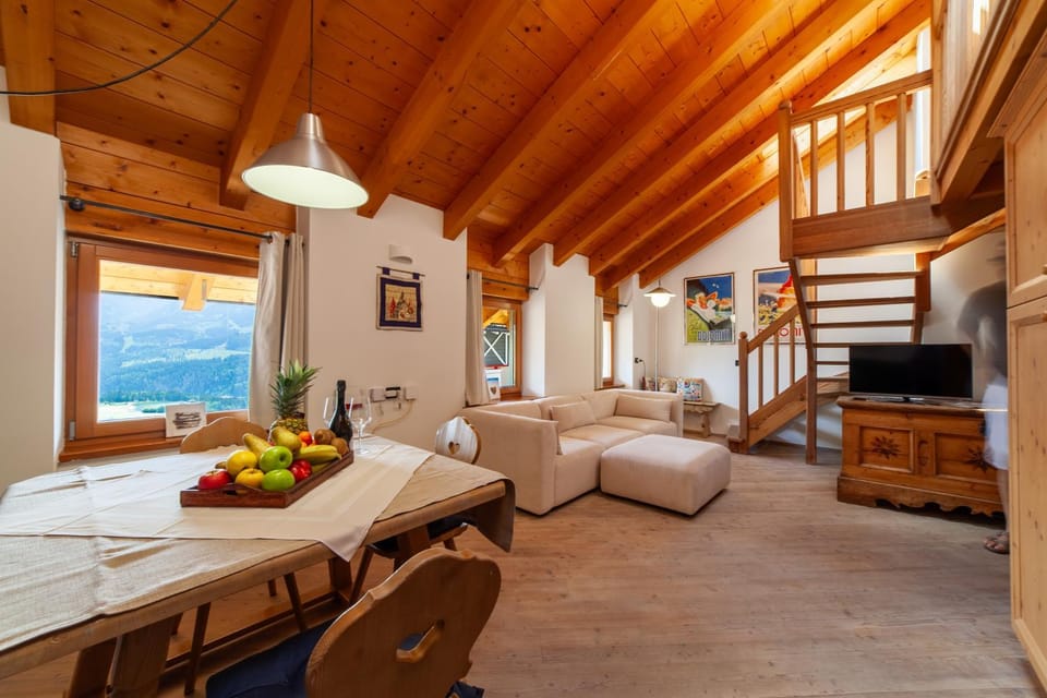 Natural landscape, TV and multimedia, Living room, Seating area, Dining area
