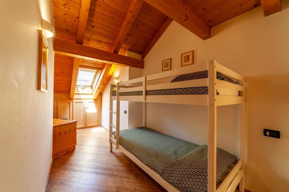Bedroom, bunk bed