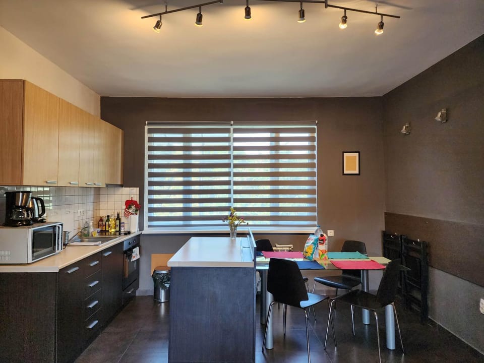 Coffee/tea facilities, Dining area, dishwasher, oven, toaster, kitchen