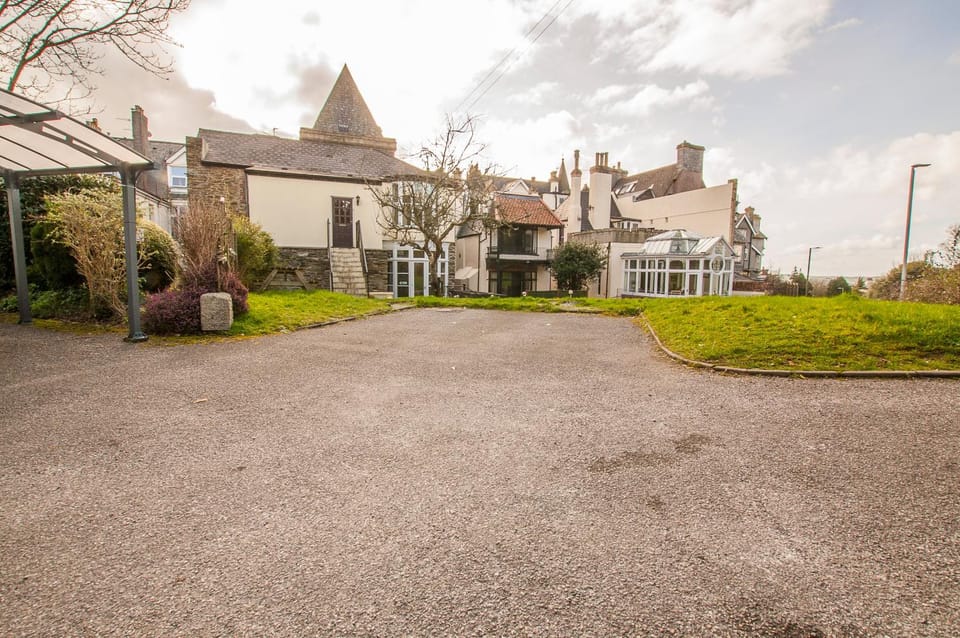 Property building, Patio, Patio, Facade/entrance, Day, Winter, Garden, On site, Garden view, Garden view