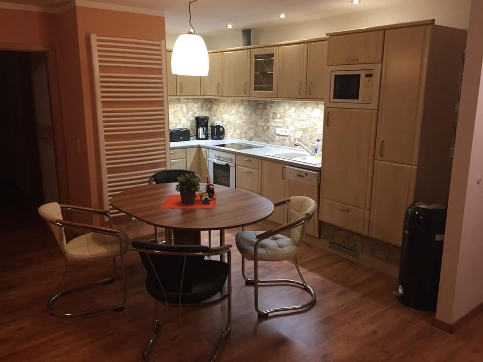 Coffee/tea facilities, Kitchen or kitchenette, Dining area