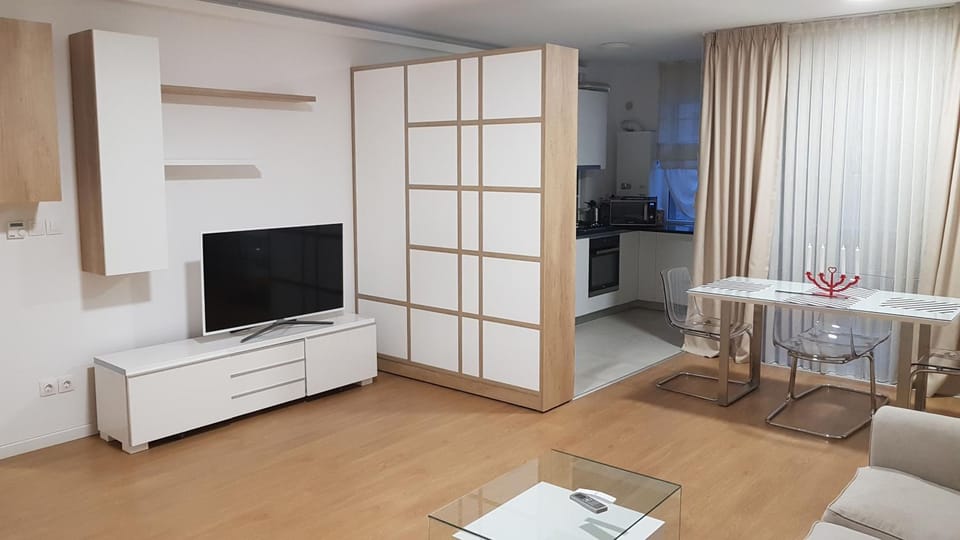 TV and multimedia, Living room, Seating area, Dining area