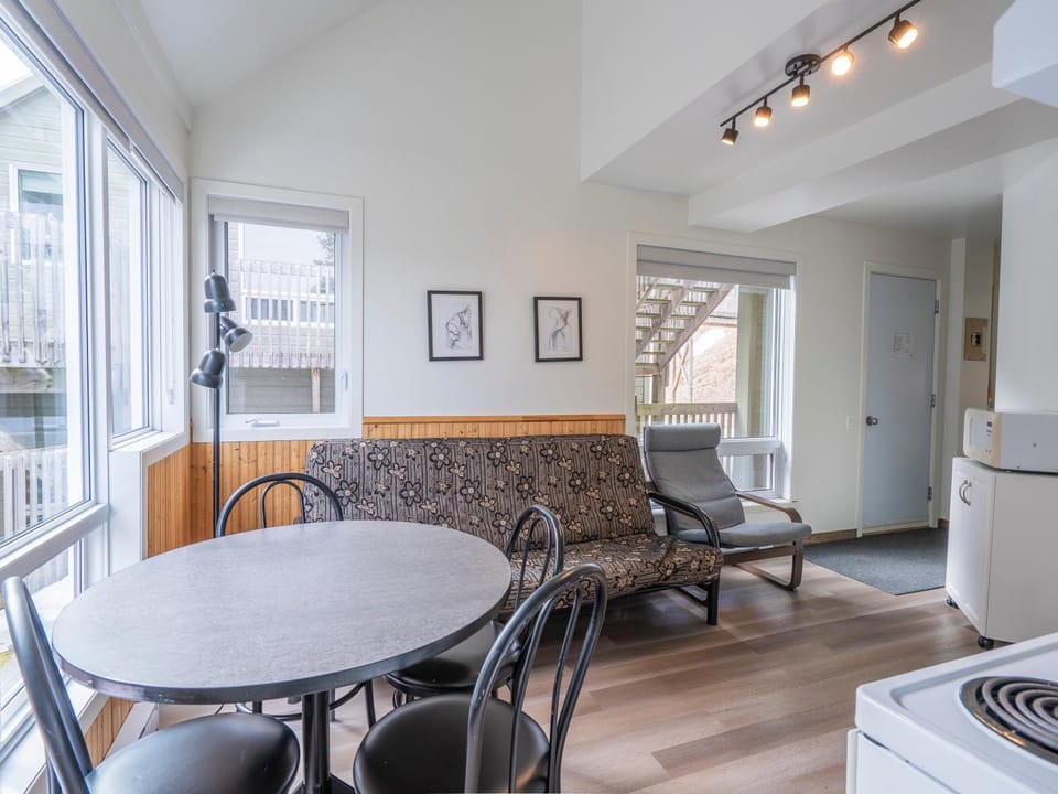 Kitchen or kitchenette, Seating area, Dining area